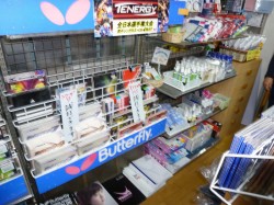 処狭しと商品が並ぶ店内