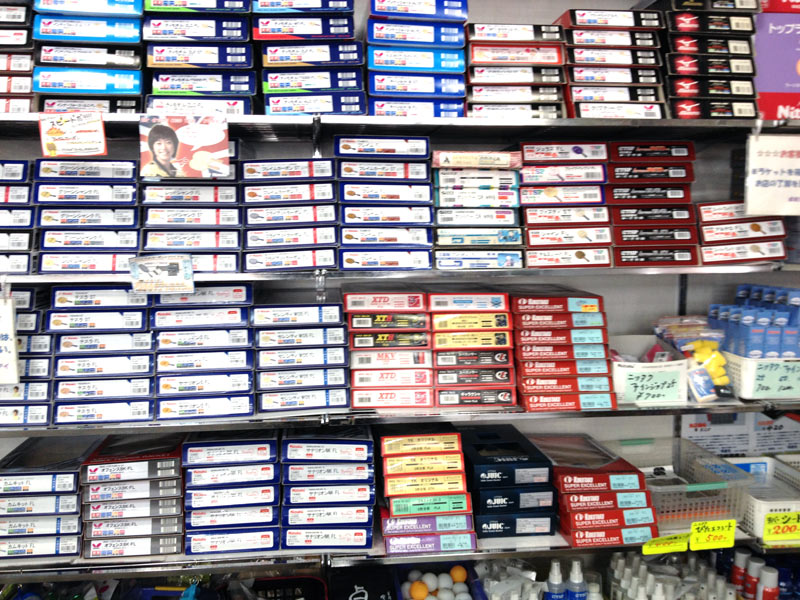 びっしりと商品が並ぶ店内